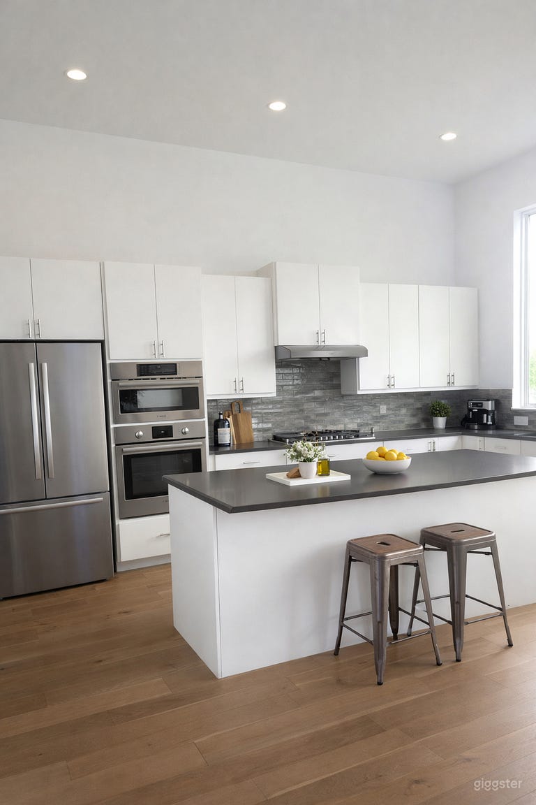  Modern Home • Greenbelt Backyard • String Lights 