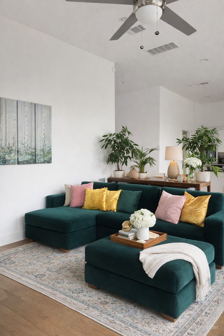  Modern Home • Greenbelt Backyard • String Lights 