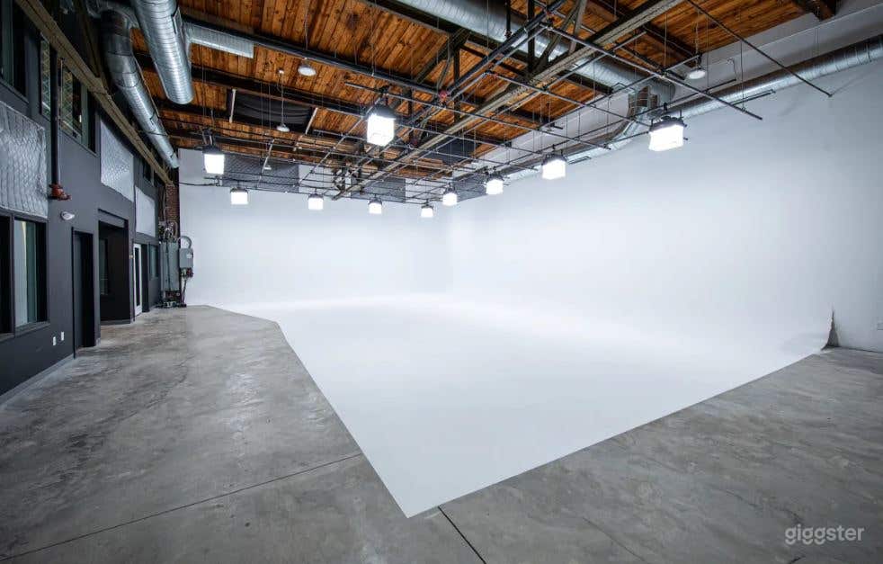Lightbulb's Big Studio for Film &amp; Photography  Photo 1