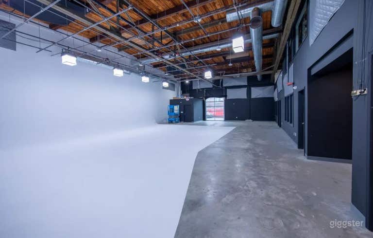  Lightbulb's Big Studio for Film & Photography  
