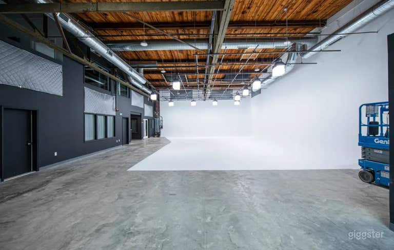  Lightbulb's Big Studio for Film & Photography  