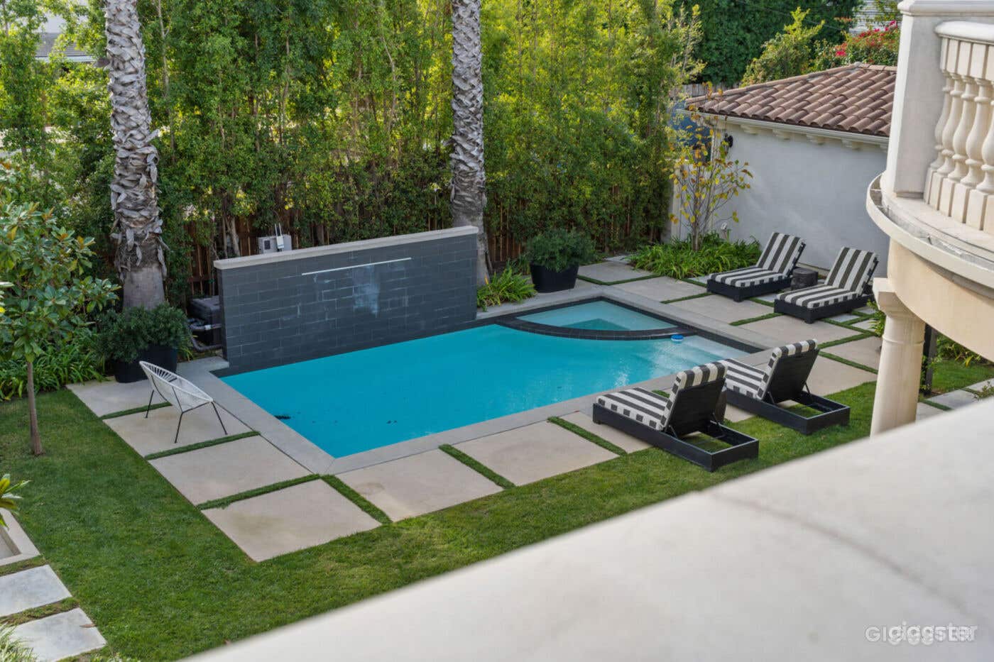  CAMDEN VILLA: IDEAL FOR PRODUCTION/POOL Photo 3