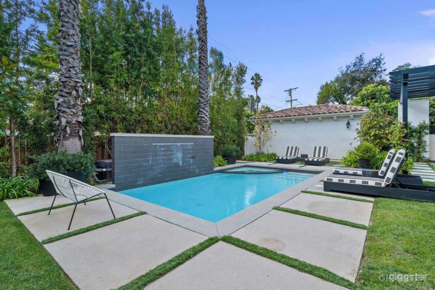  CAMDEN VILLA: IDEAL FOR PRODUCTION/POOL Photo 2