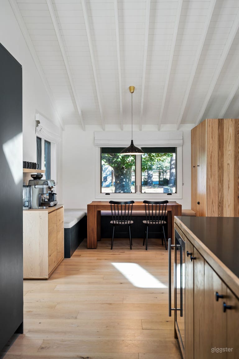  Serenity Heights: Scenic Poolside Oasis 