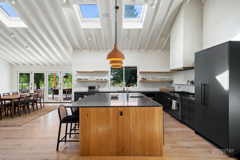  Serenity Heights: Scenic Poolside Oasis 