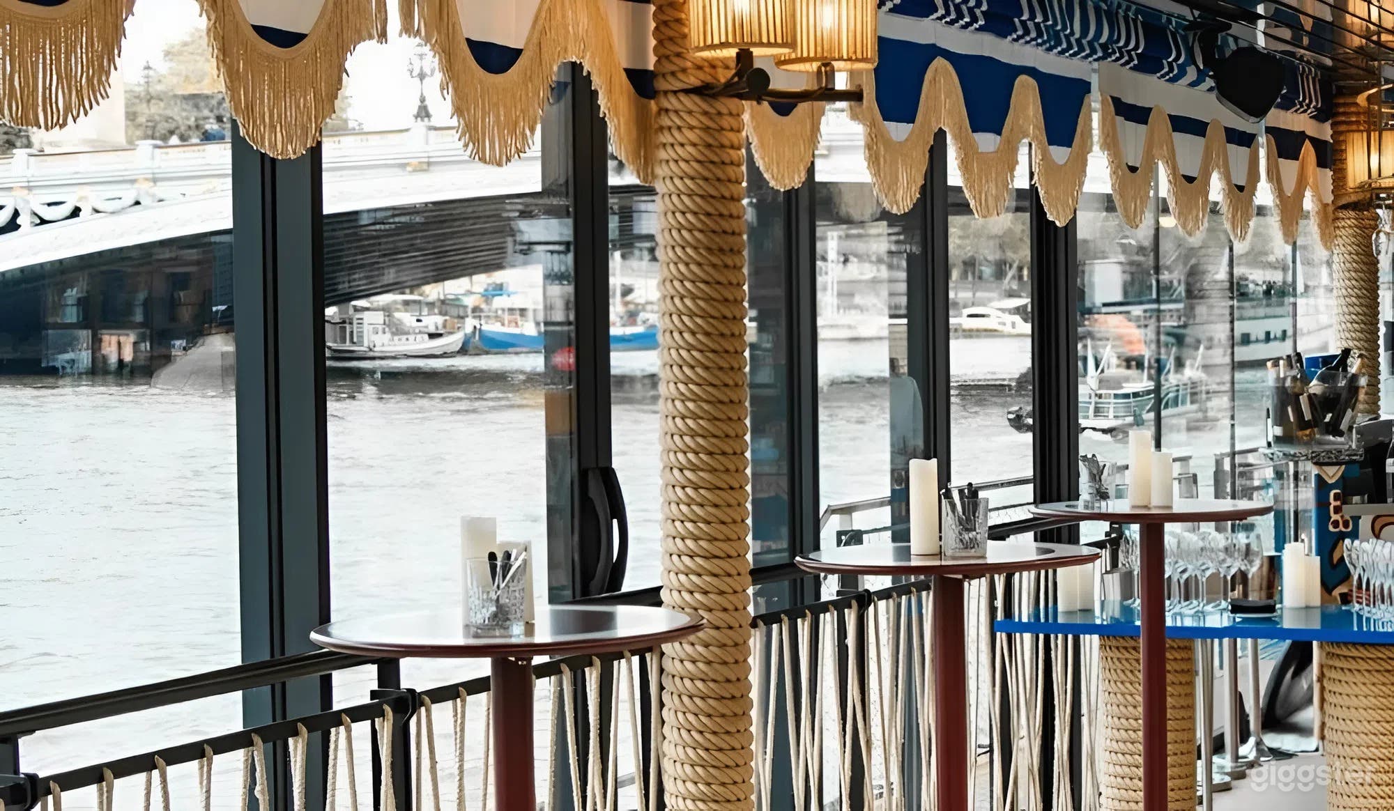 Photo de Lounge Cocktail sur Barge Flottante 2