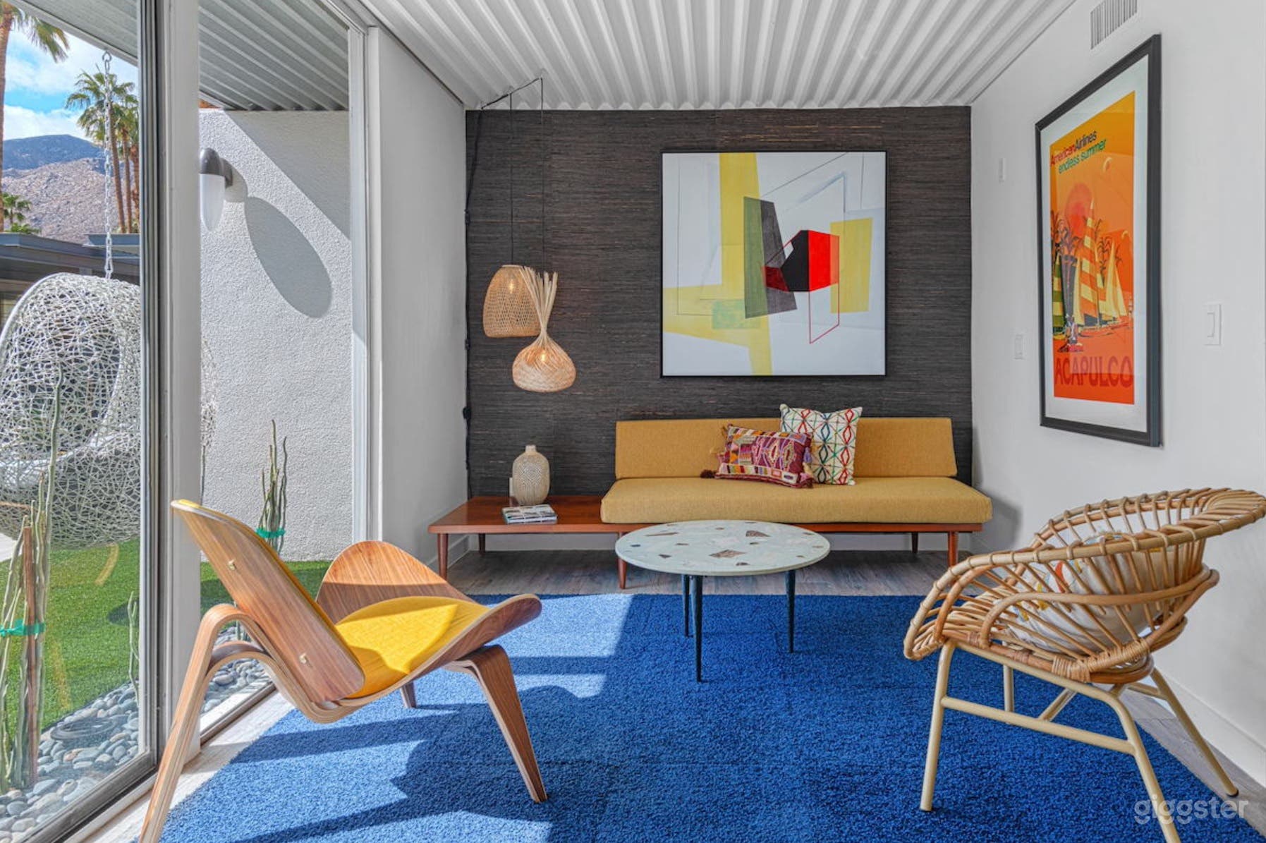 Modern &amp; Vibrant Studio Photo 2