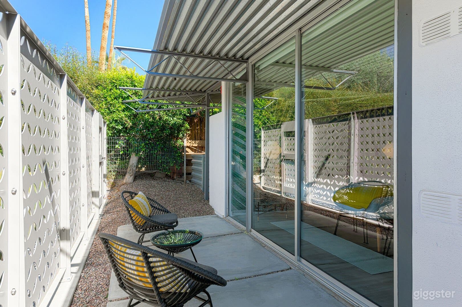 Modern &amp; Vibrant Studio Photo 3