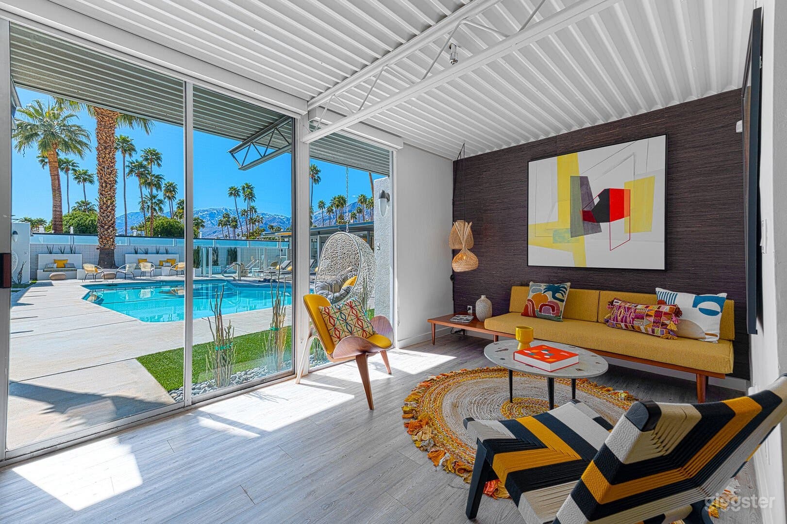 Modern &amp; Vibrant Studio Photo 1