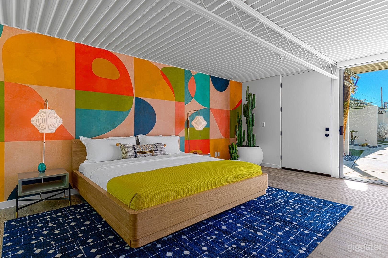 Modern &amp; Vibrant Studio Photo 4