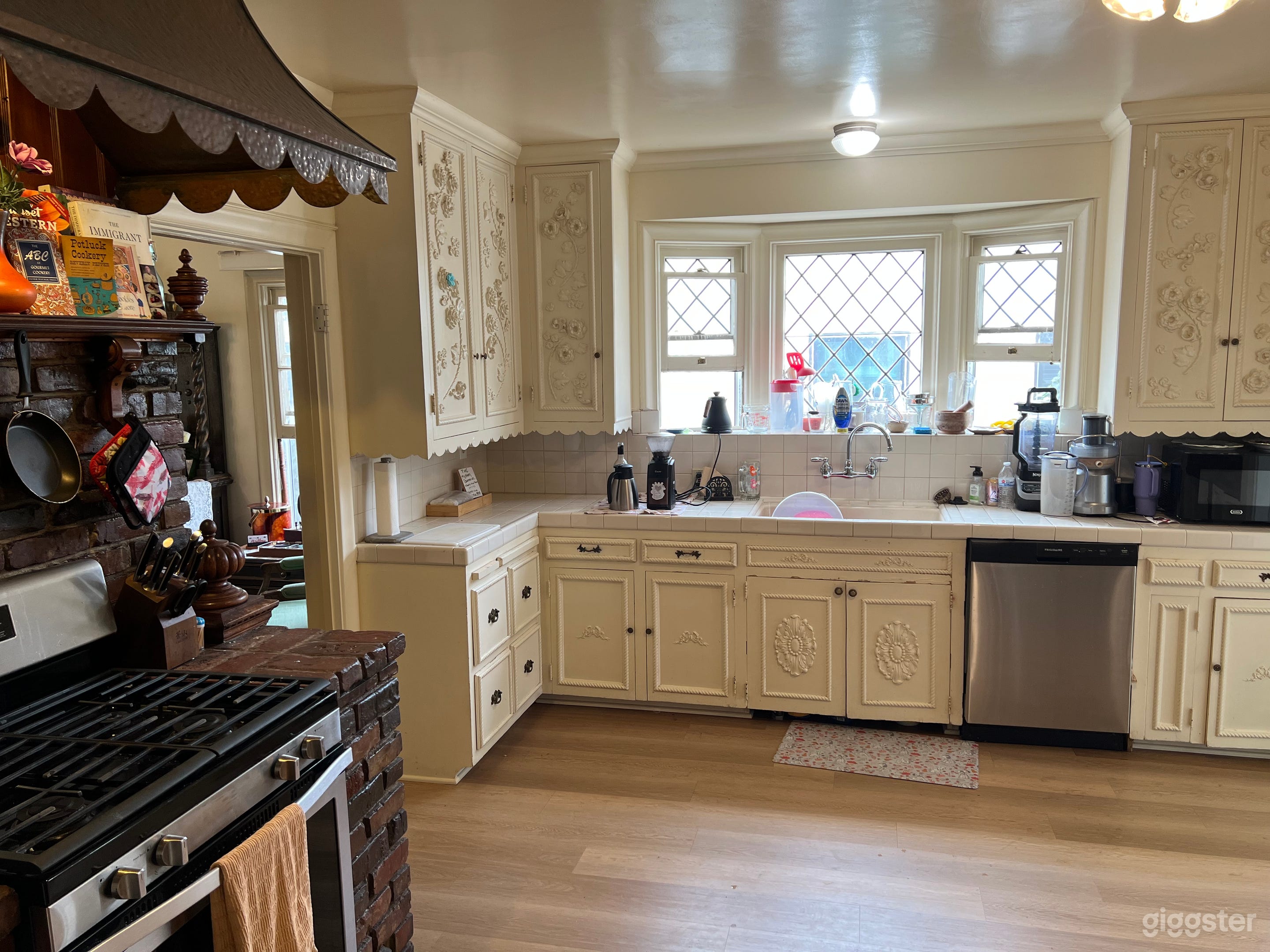 1930s Americana home with horse head hitching post Photo 2