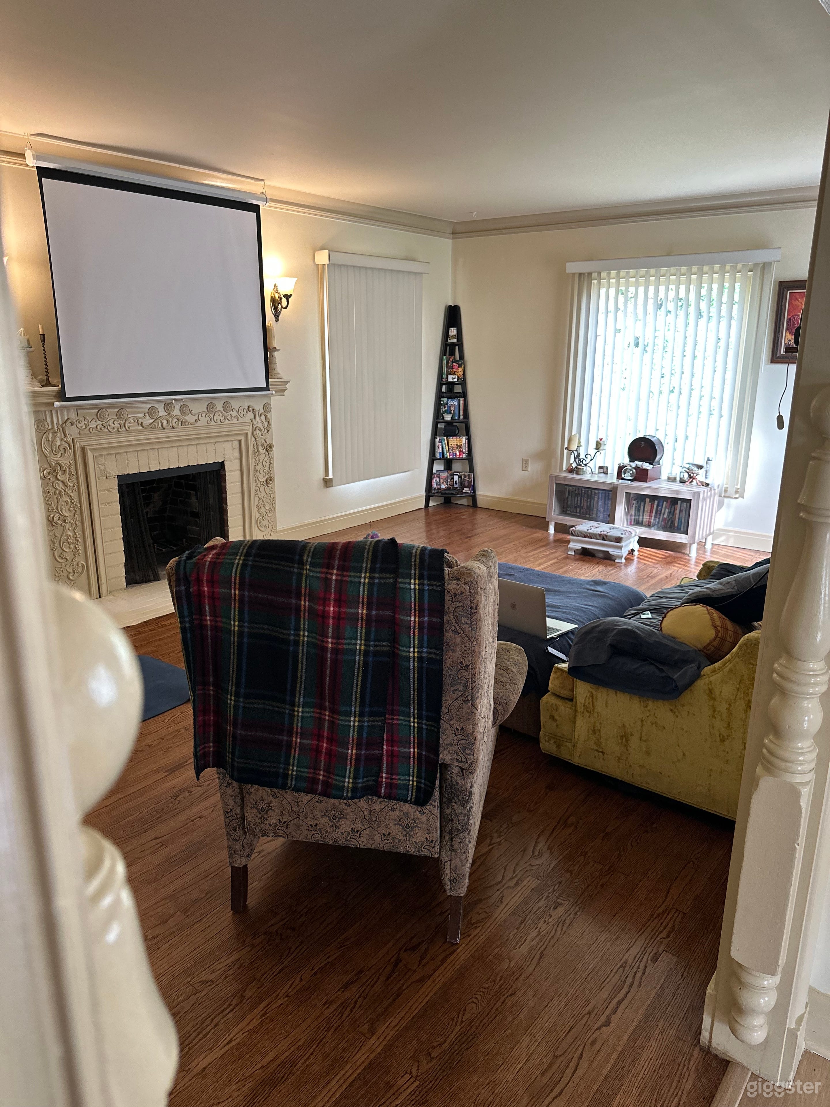 1930s Americana home with horse head hitching post Photo 4