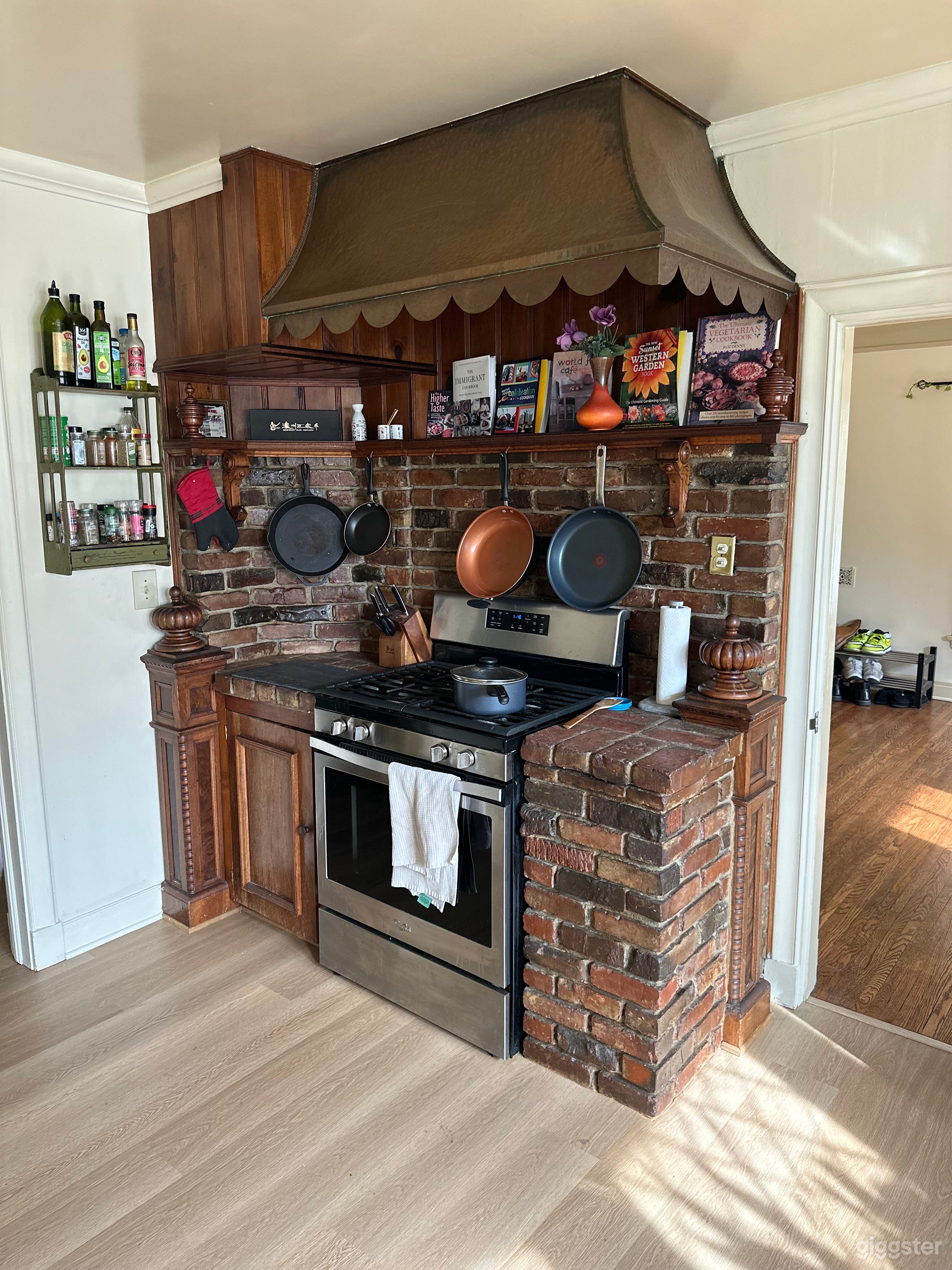 1930s Americana home with horse head hitching post Photo 2