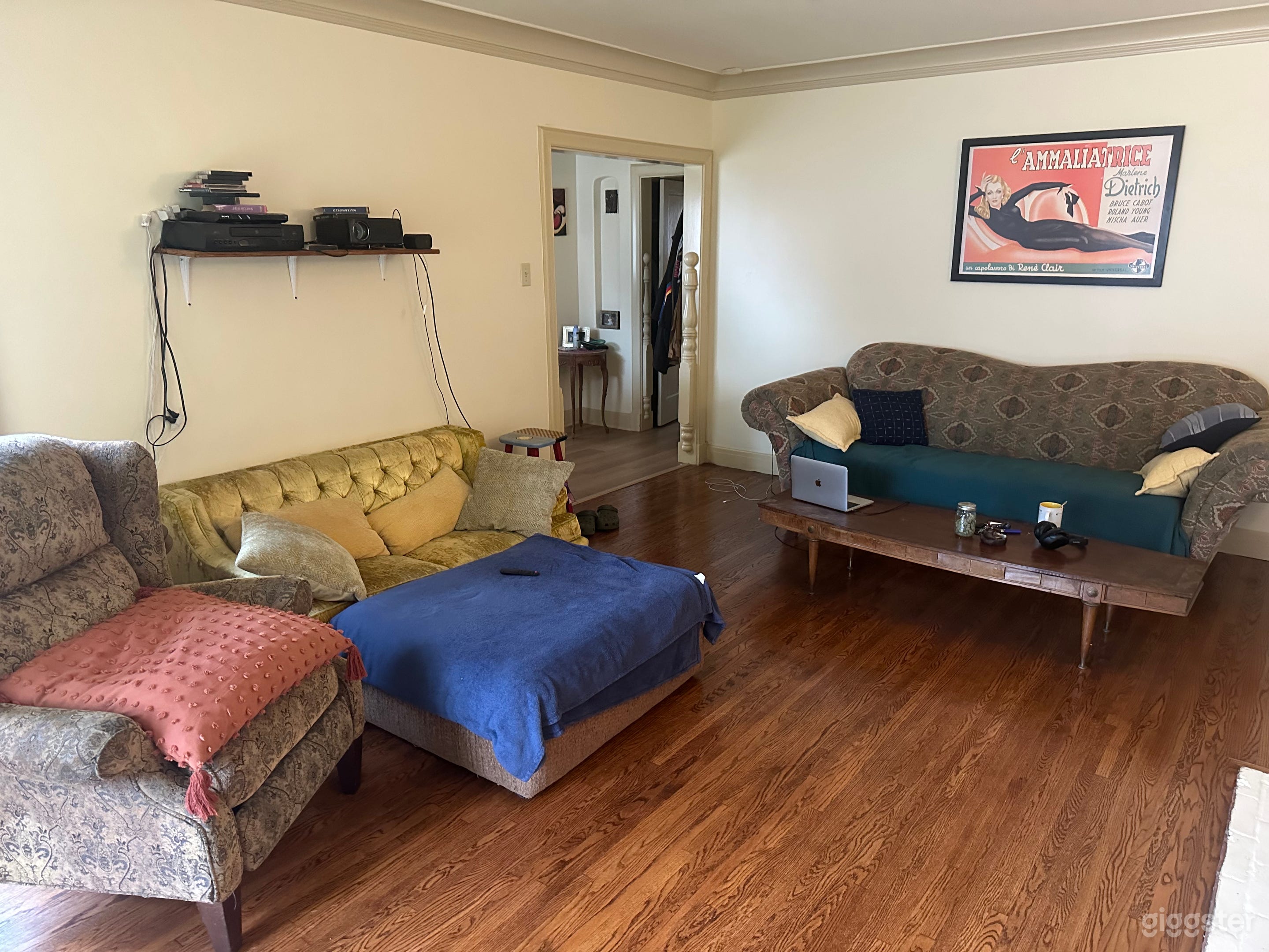 1930s Americana home with horse head hitching post Photo 3