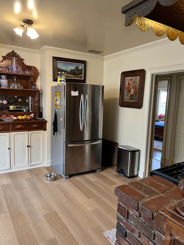  1930s Americana home with horse head hitching post 