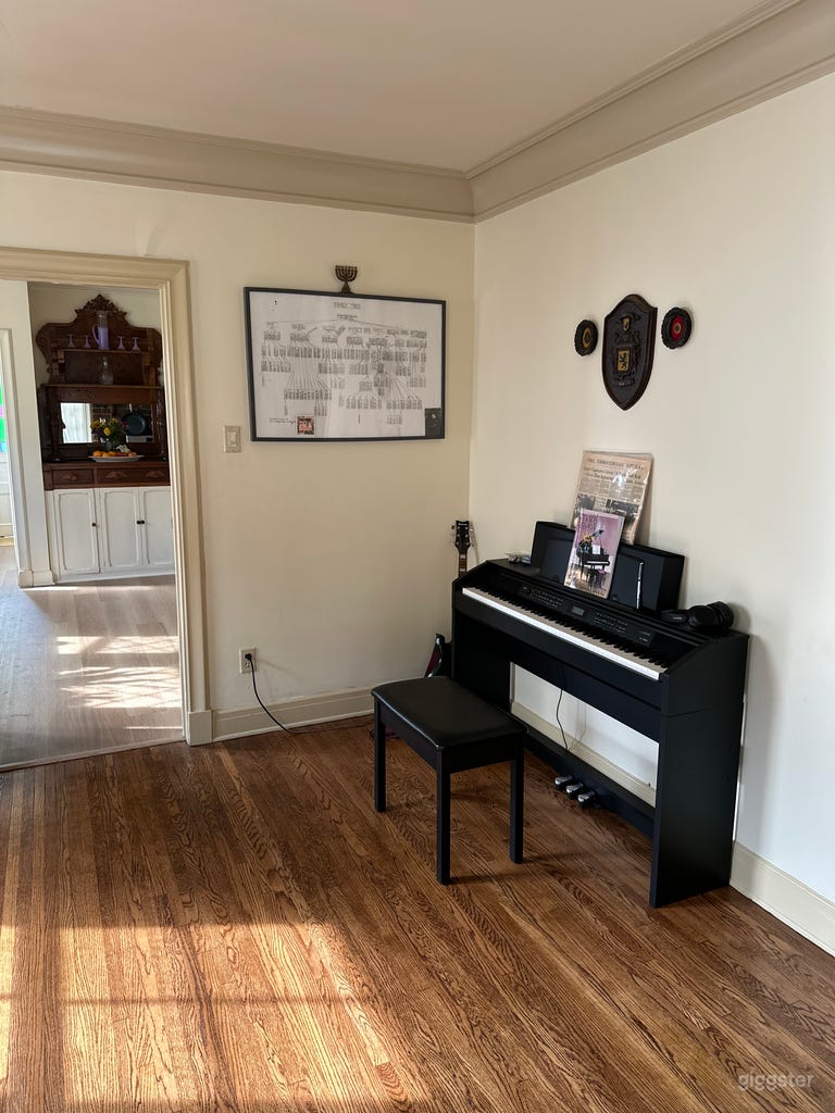  1930s Americana home with horse head hitching post 