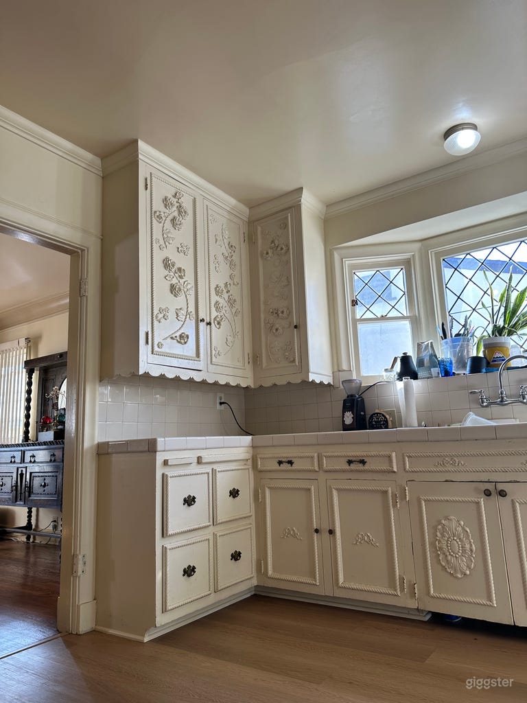  Ornate woodwork throughout kitchen, bathroom, livingroom and entryway 