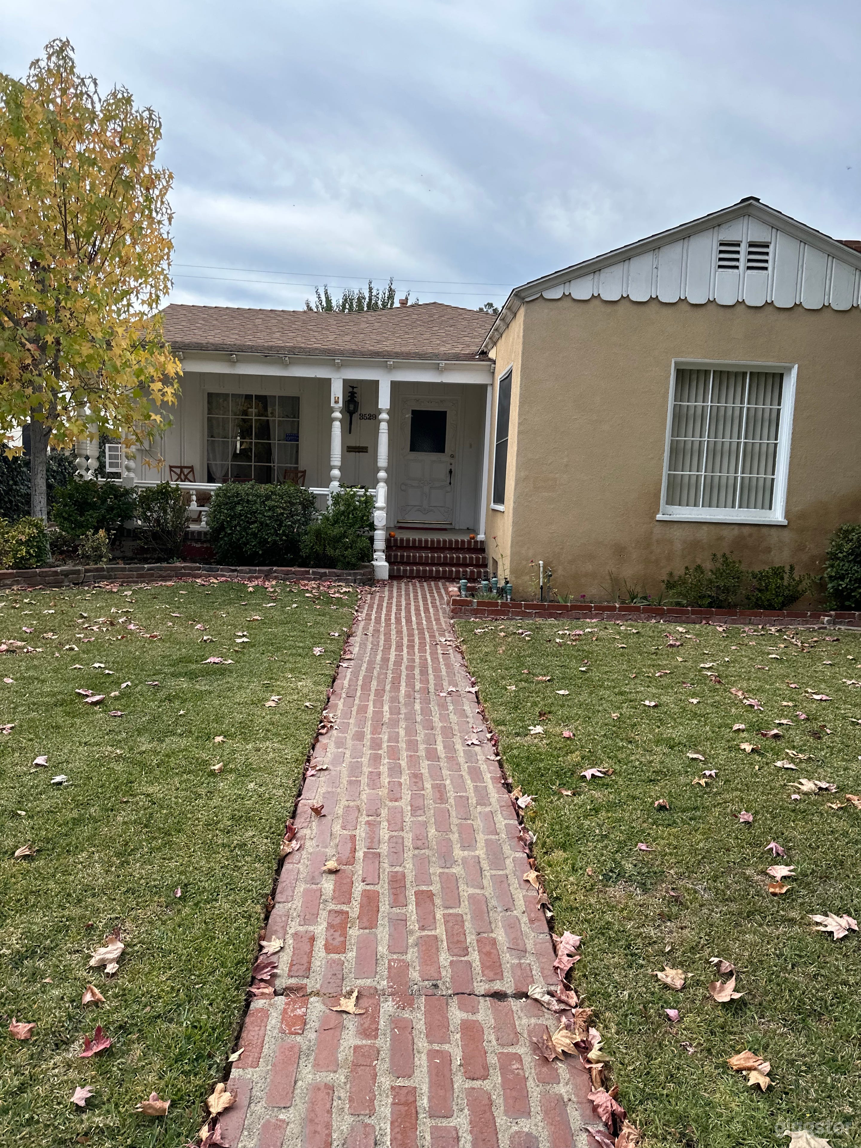 1930s Americana home with horse head hitching post Photo 1