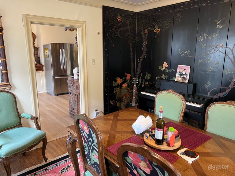  1930s Americana house w/ horse-head hitching post 