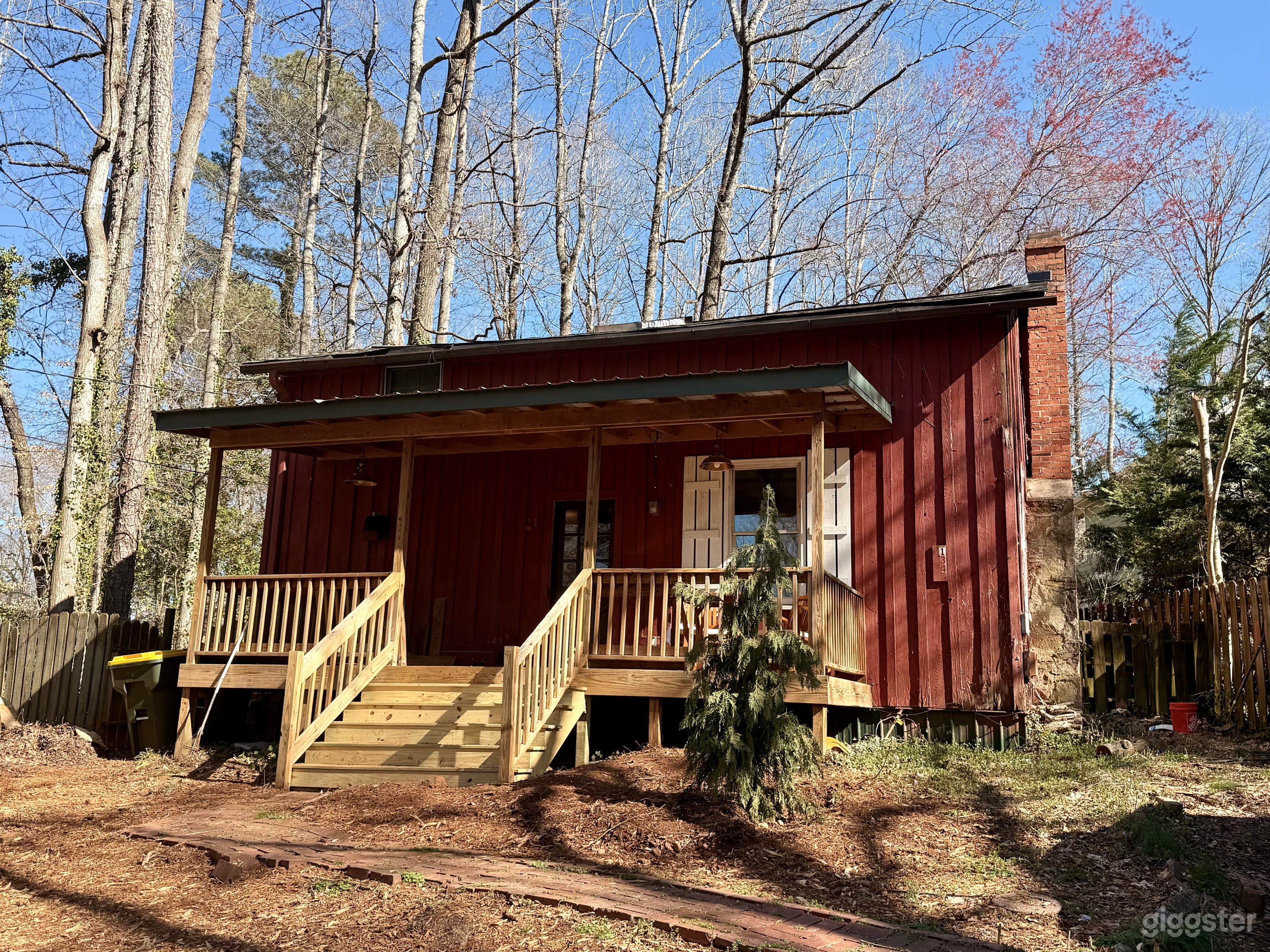 Little red cabin home Photo 1