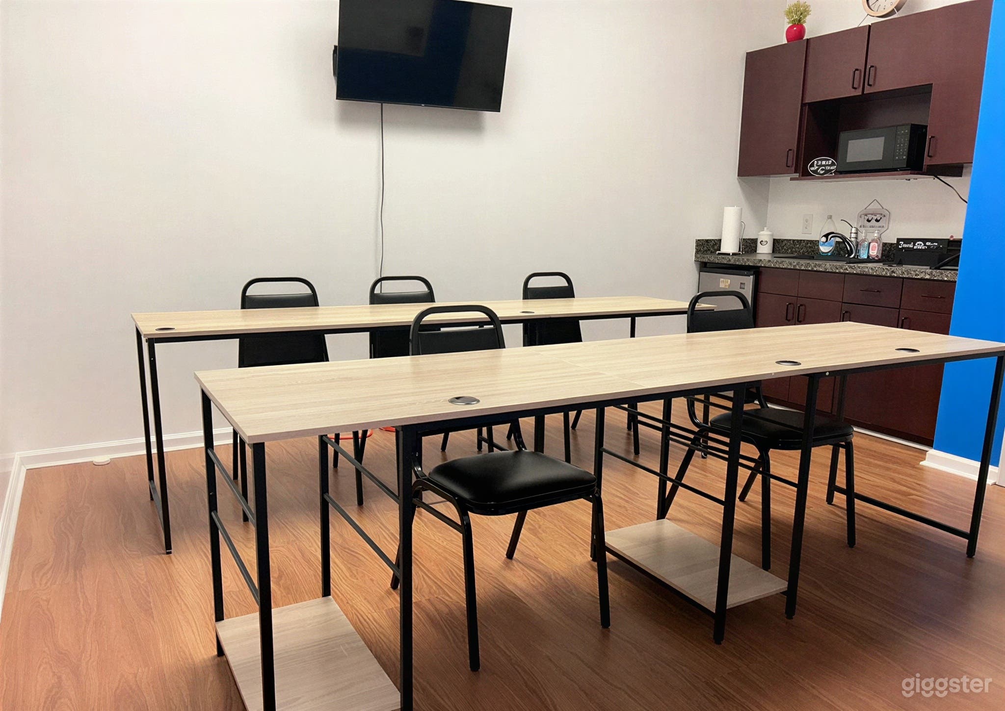 An intimate seminar room (6-8 pax) Photo 1