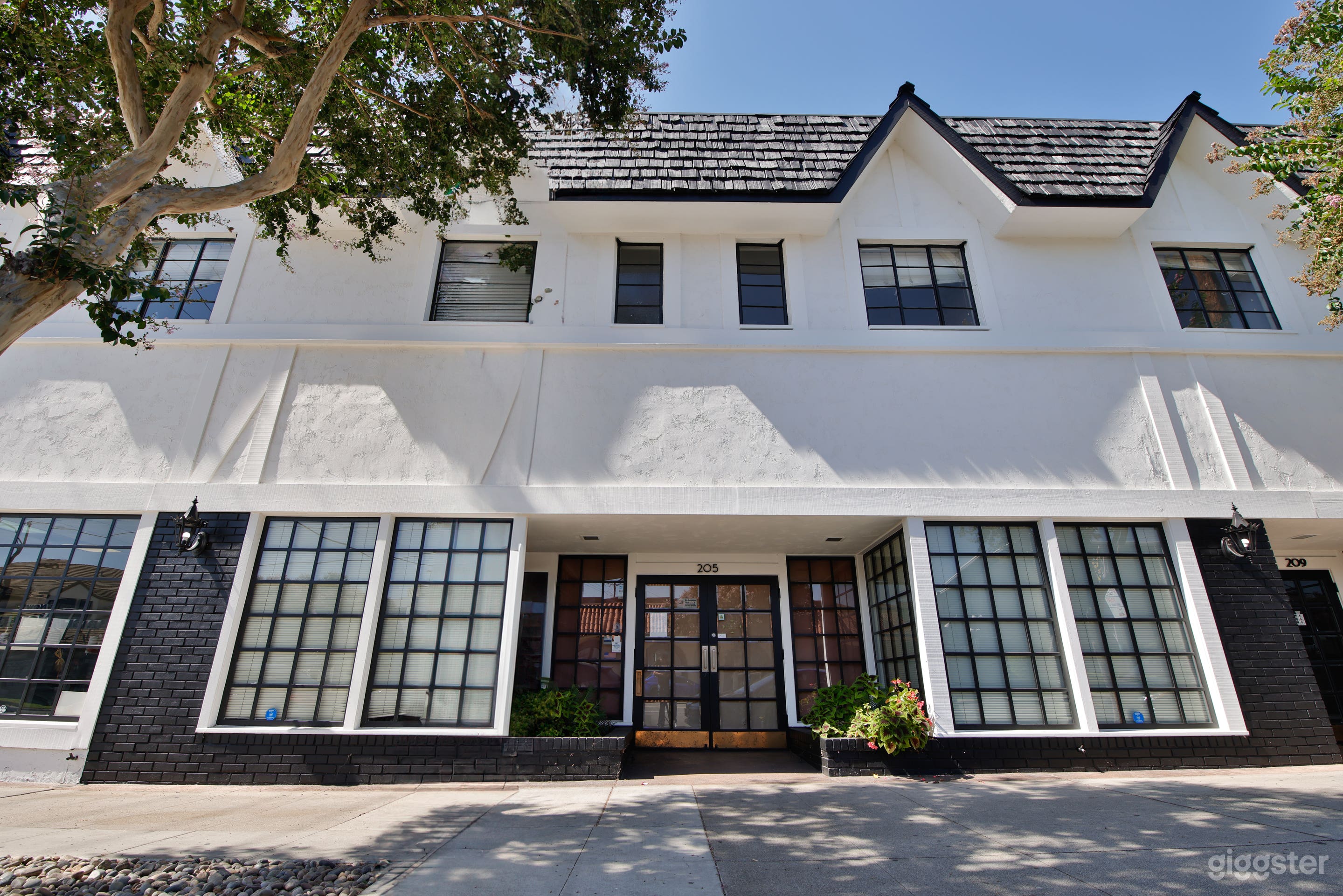 Huge  industrial building with multiple spaces  Photo 1