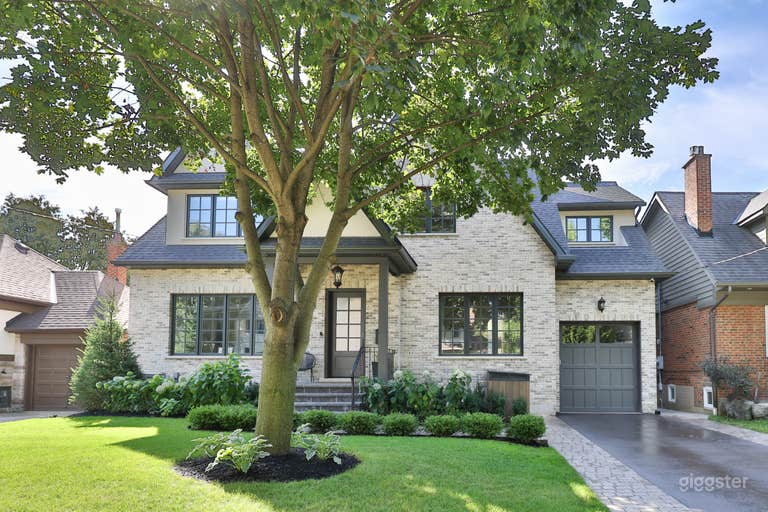  Grand Luxurious South Etobicoke Home 