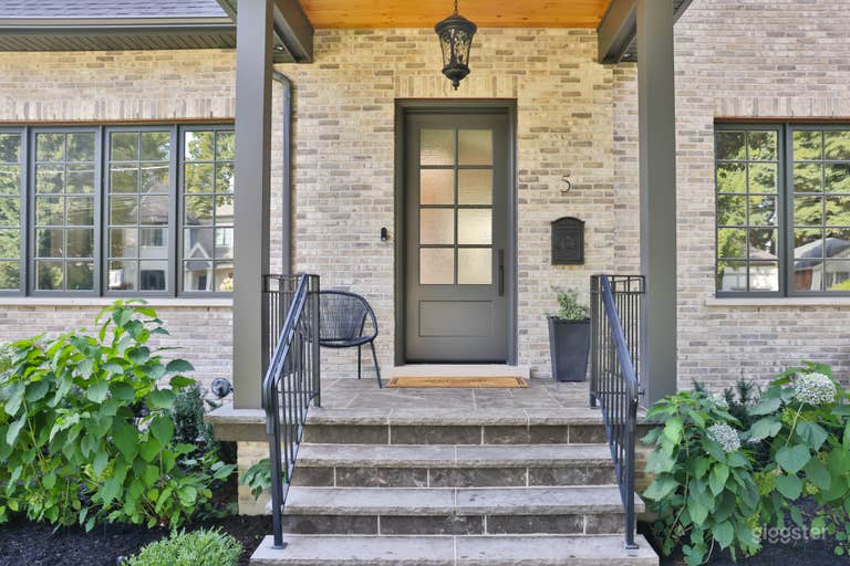  Grand Luxurious South Etobicoke Home 