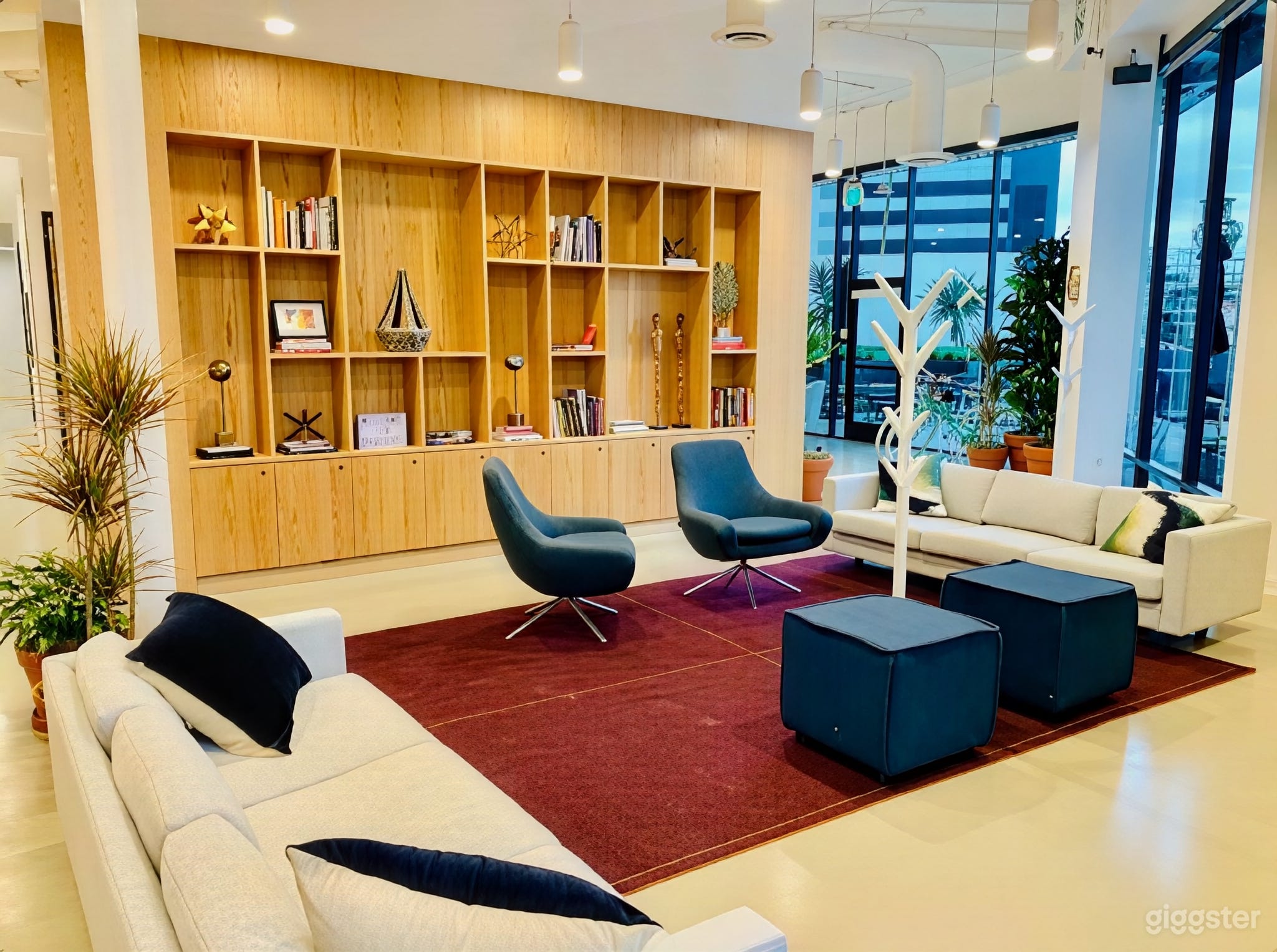 Bright Contemporary Hall with Natural Light Photo 4