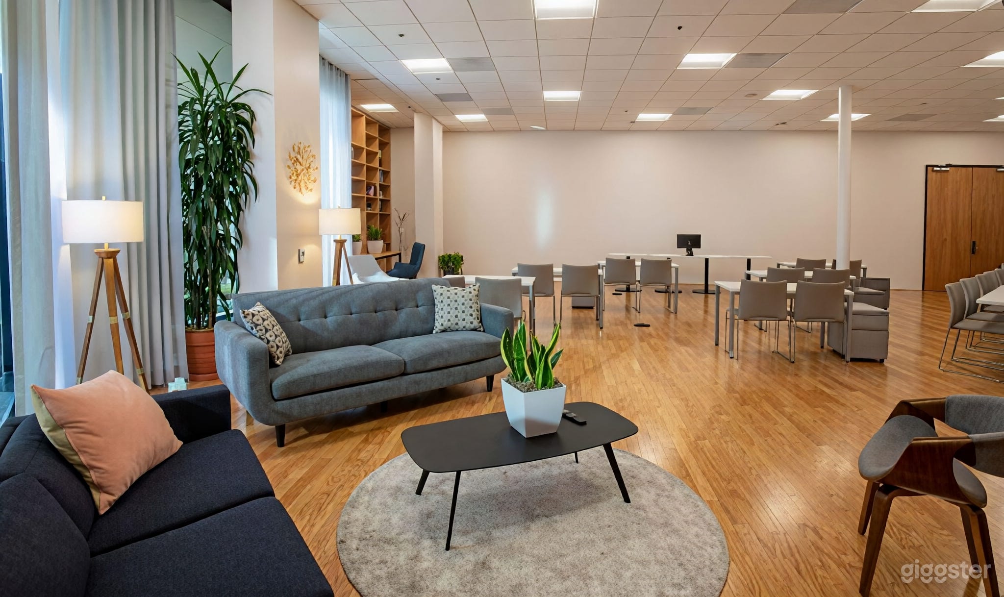 Bright Contemporary Hall with Natural Light Photo 2
