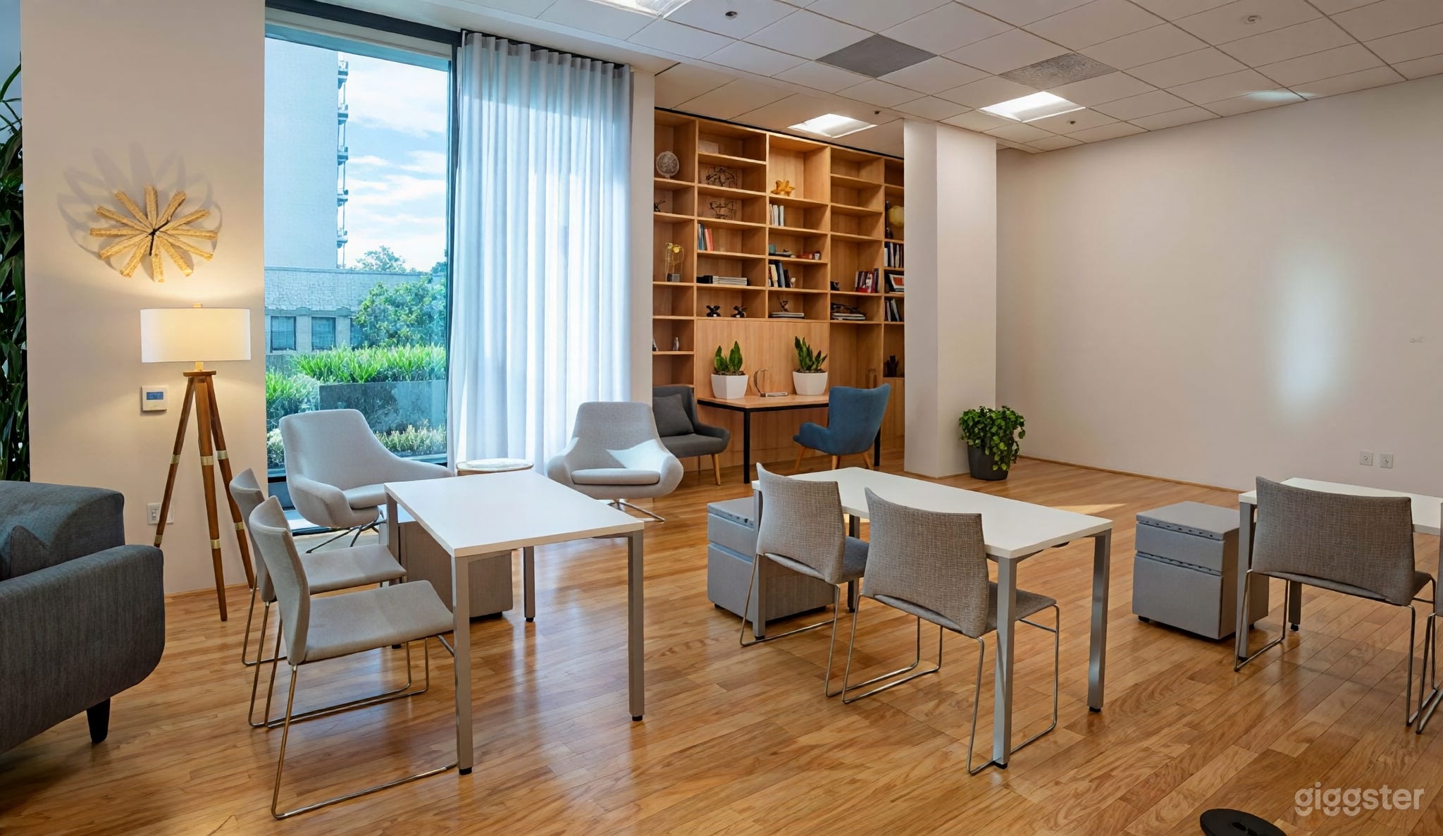 Bright Contemporary Hall with Natural Light Photo 3