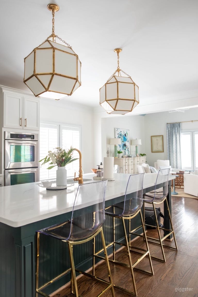 Open concept family home in a great neighborhood Photo 2