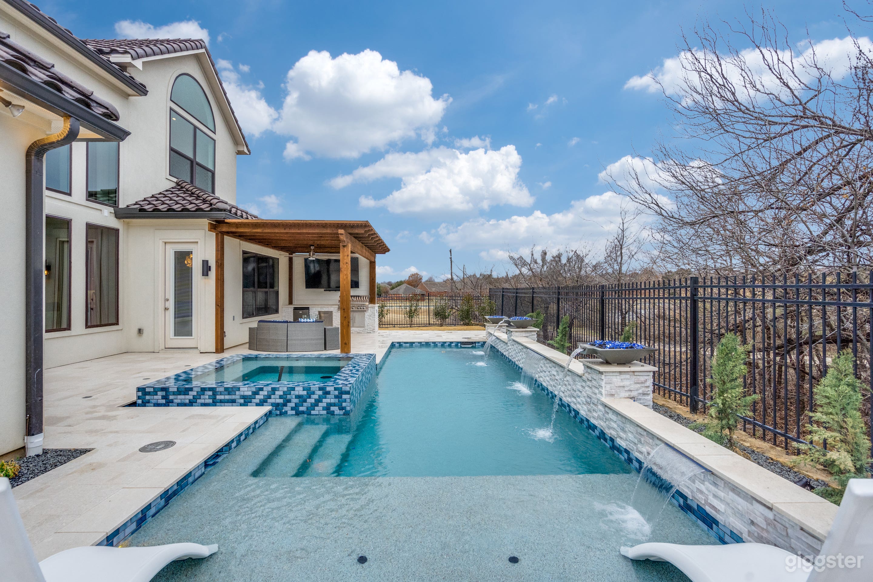 Modern Mansion w/ Pool, Designer Interiors &amp; Natural Lig Photo 1