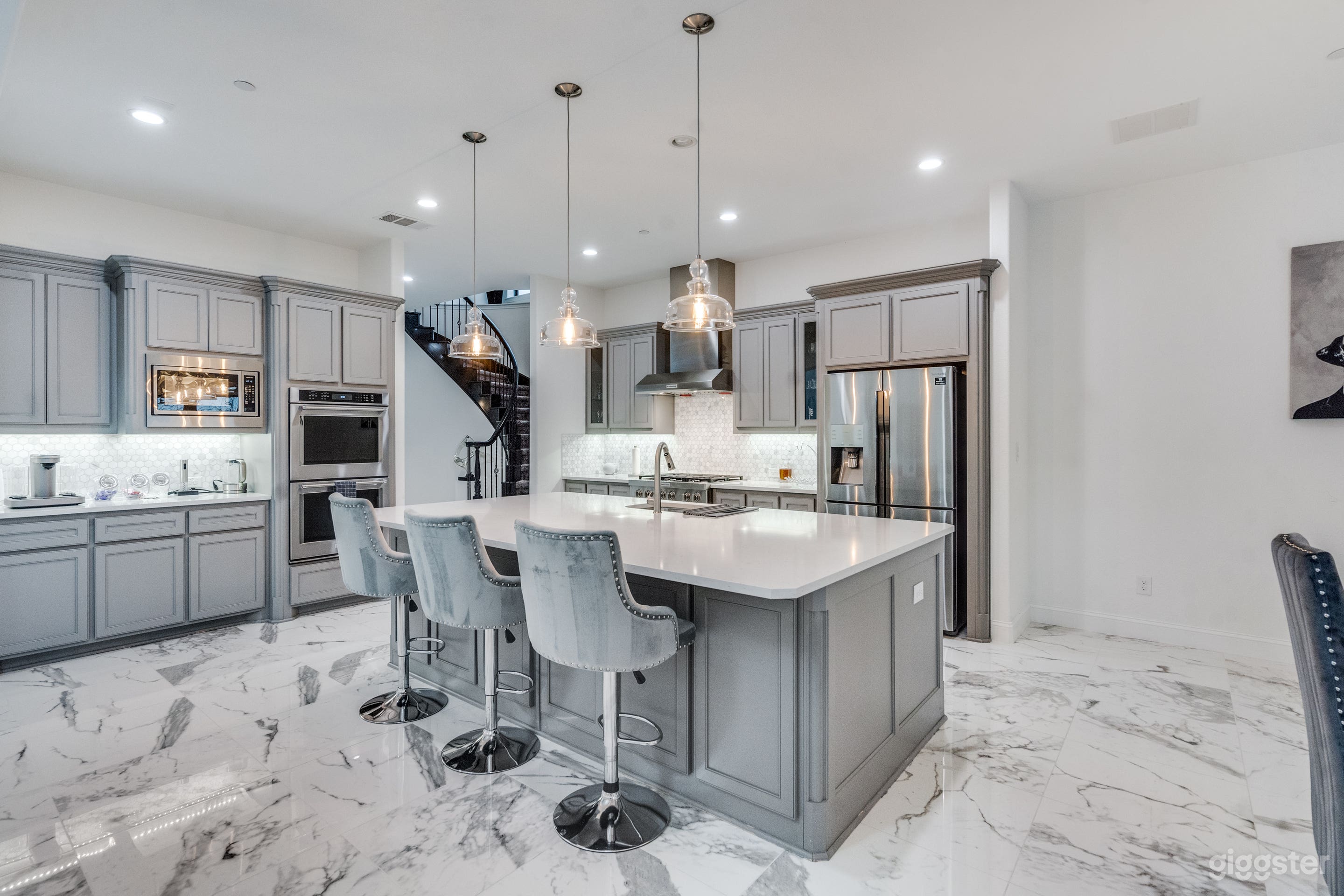 Modern Mansion w/ Pool, Designer Interiors &amp; Natural Lig Photo 3