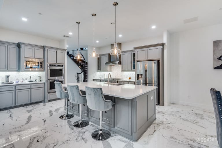  Modern Mansion w/ Pool, Designer Interiors & Natural Lig 