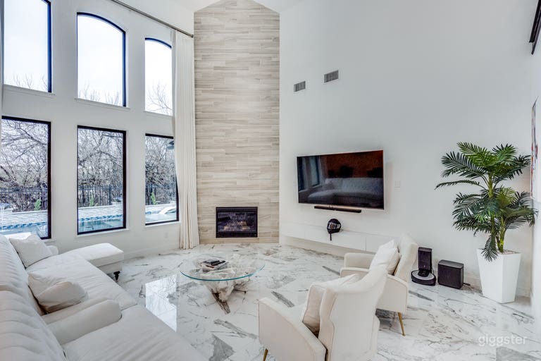  Modern Mansion w/ Pool, Designer Interiors & Natural Lig 