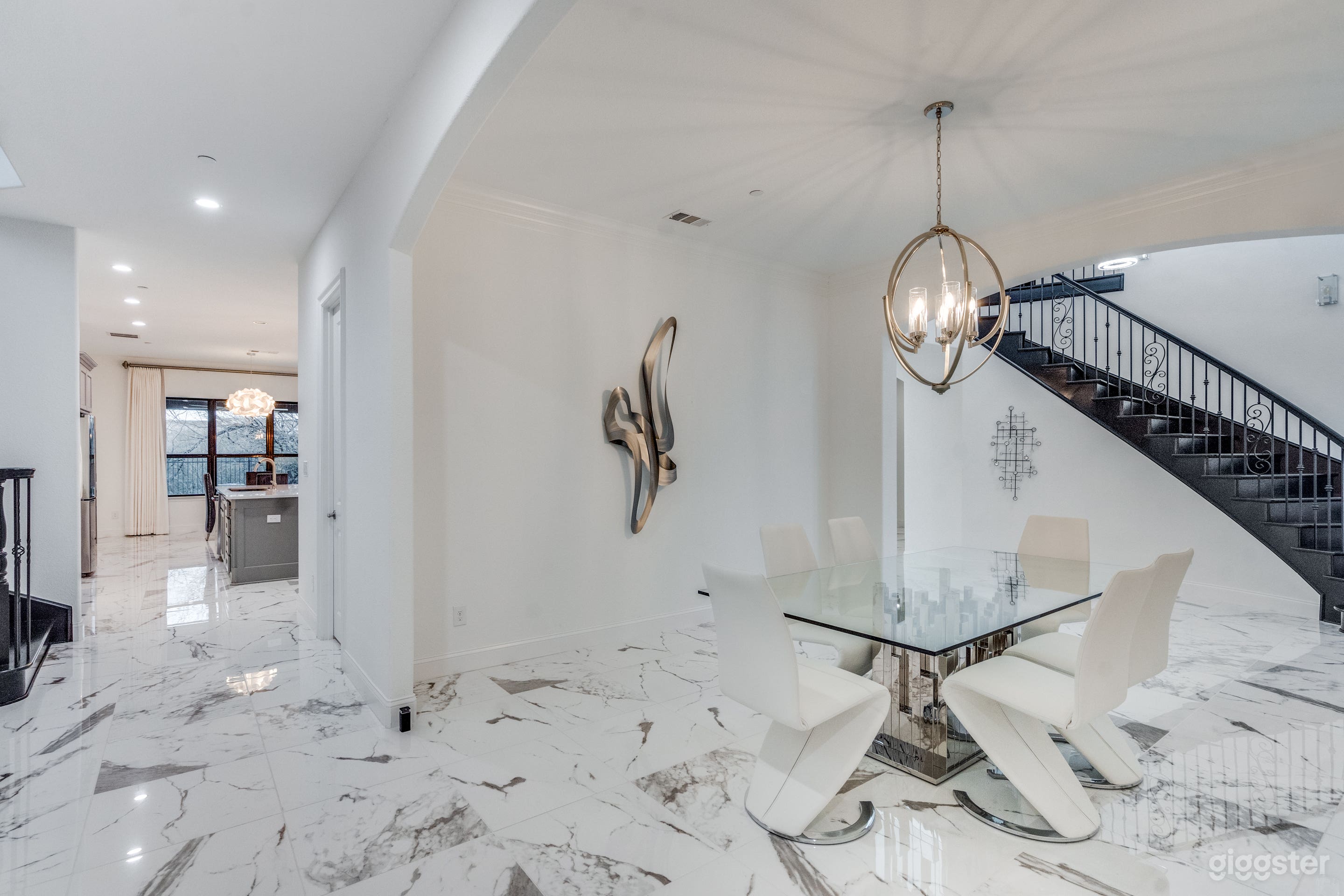 Modern Mansion w/ Pool, Designer Interiors &amp; Natural Lig Photo 4