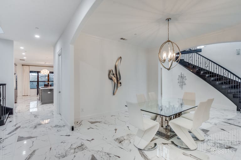  Modern Mansion w/ Pool, Designer Interiors & Natural Lig 