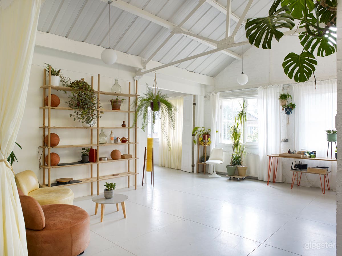 Studio White Photo 4