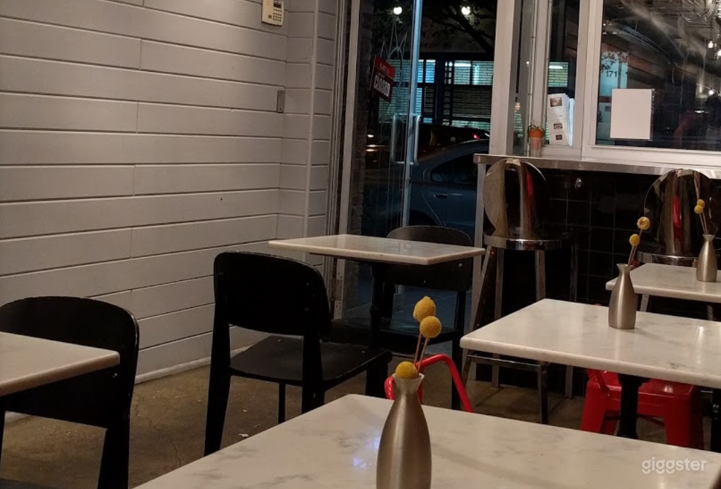 A Cozy Dining Space in the Heart of New York Photo 2