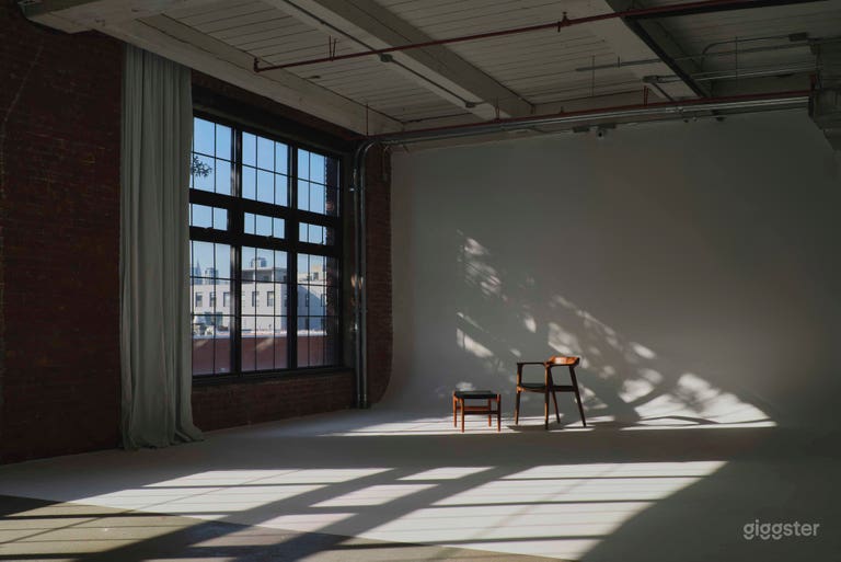  Spacious Cyc Studio w natural light in modern Bldg 