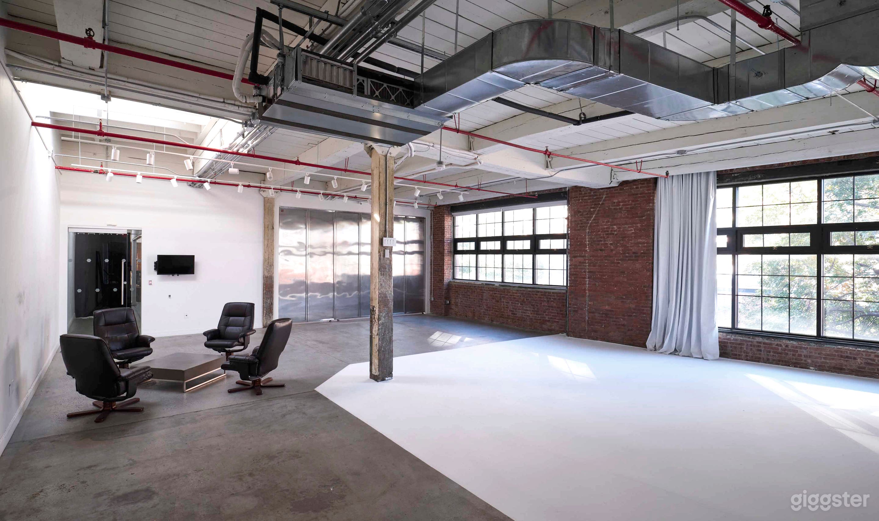 Spacious Cyc Studio w natural light in modern Bldg Photo 4