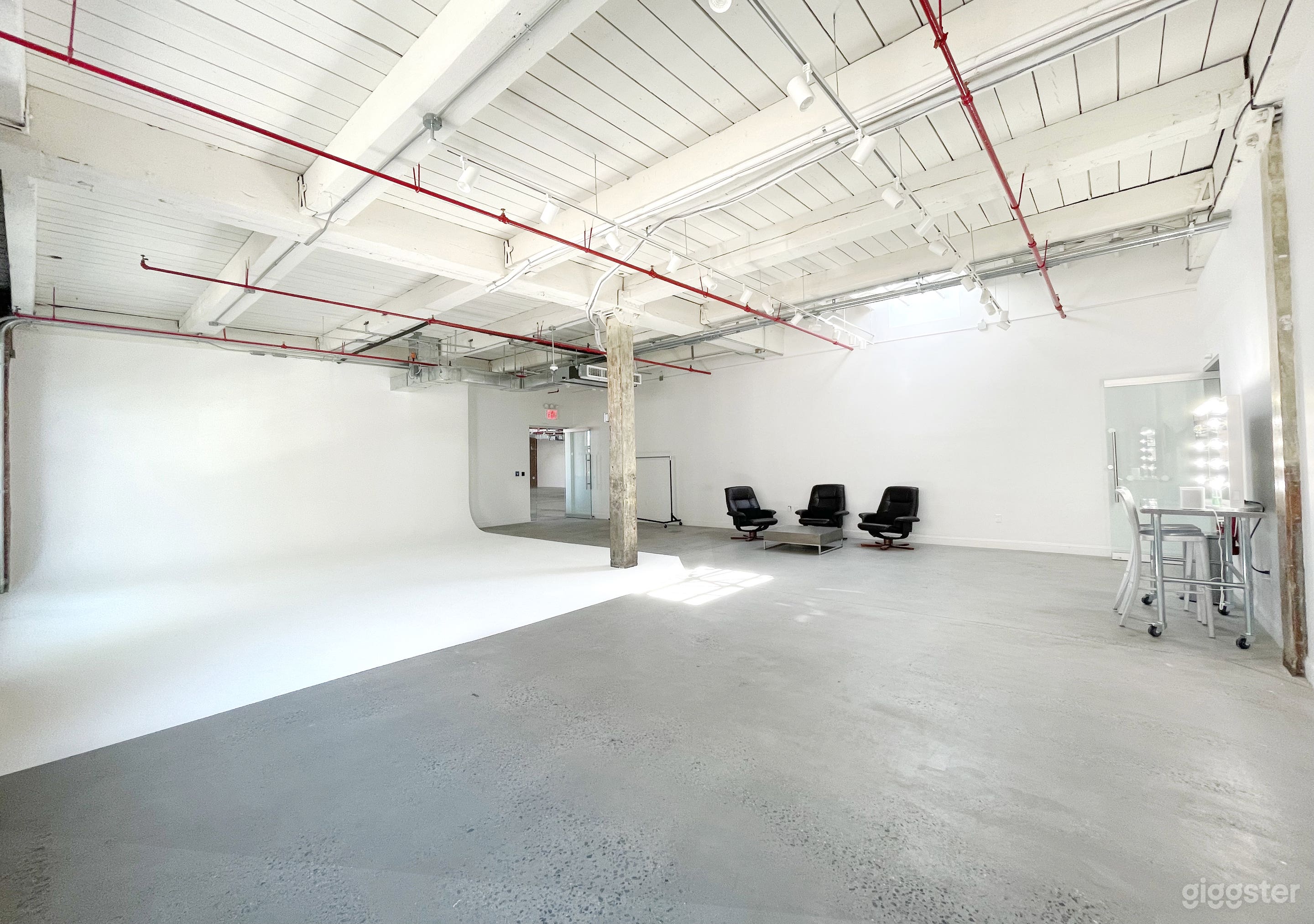 Spacious Cyc Studio w natural light in modern Bldg Photo 1