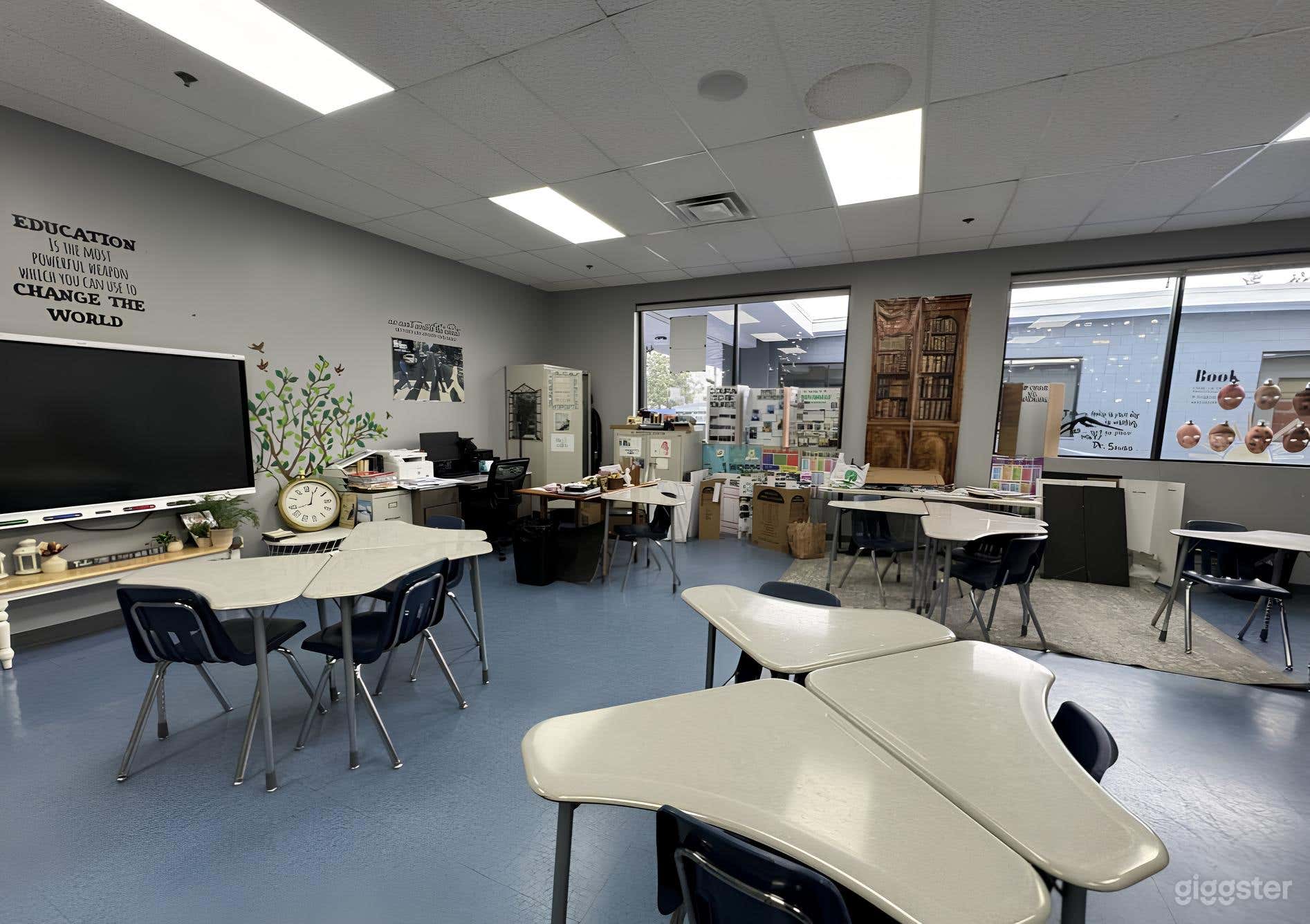 Modern Functioning Classroom Photo 4