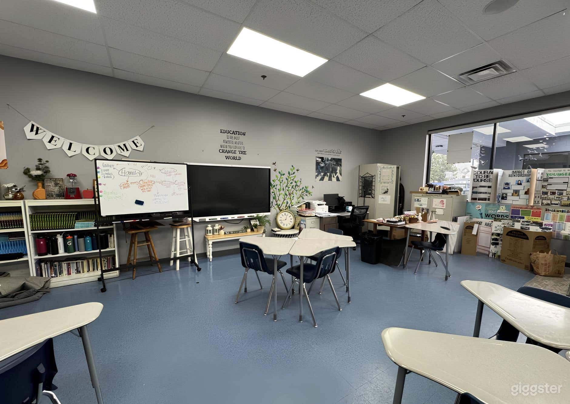 Modern Functioning Classroom Photo 2