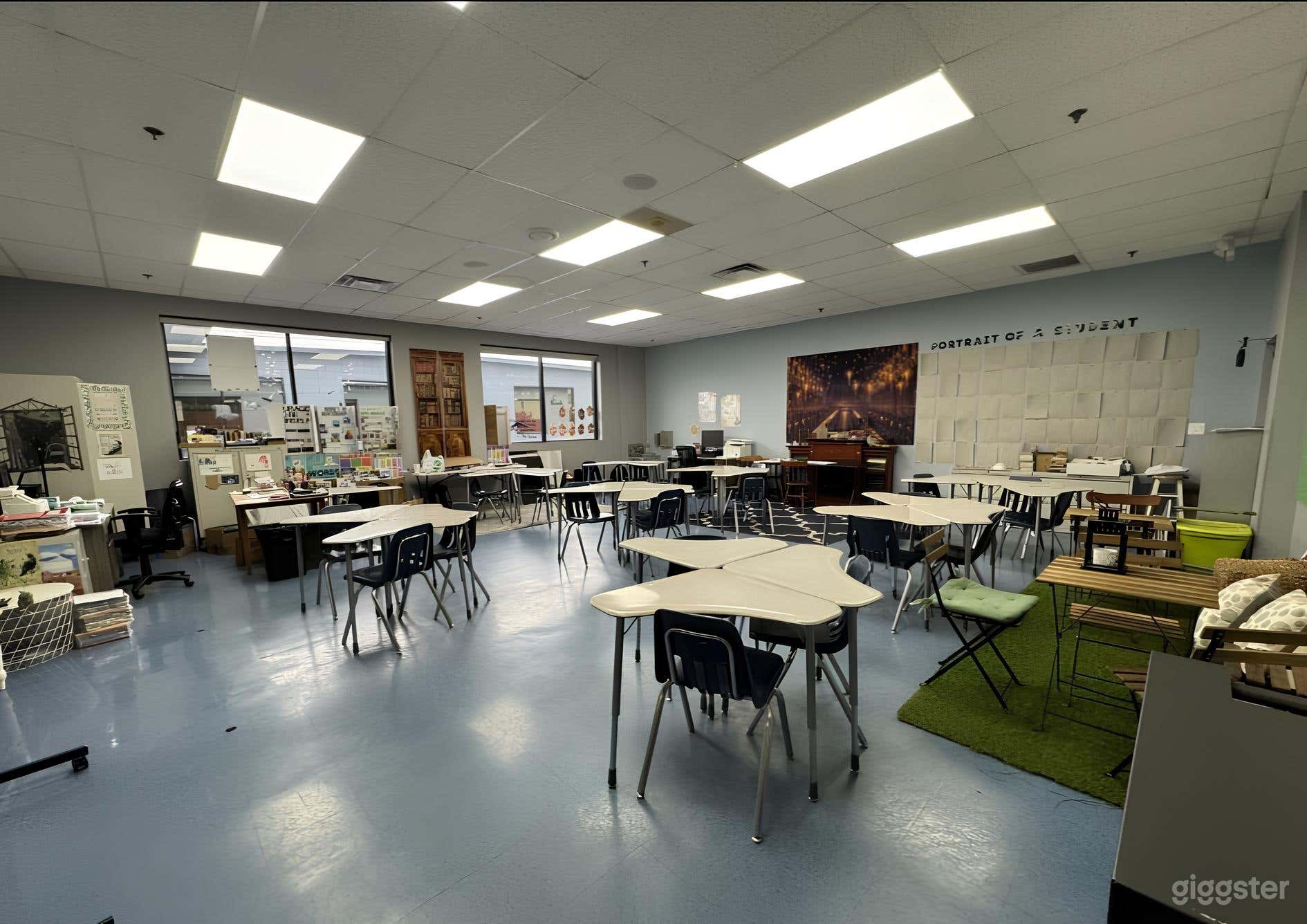 Modern Functioning Classroom Photo 1