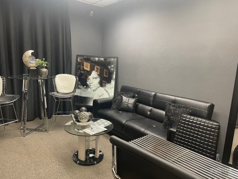  Beautiful, modern, swanky, entertainment space 