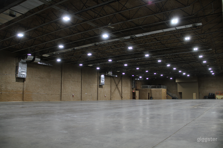  36,000 sq feet de scène - 12,000 sq ft supplémentaires de scène à côté (également scène EEI) 