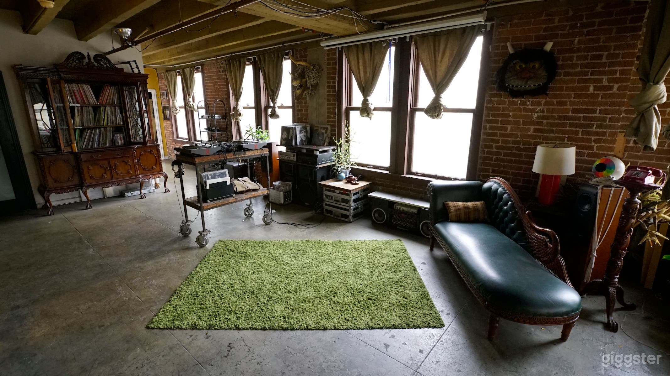 Open Highrise Loft: brick, garden, 1920s chic Photo 3