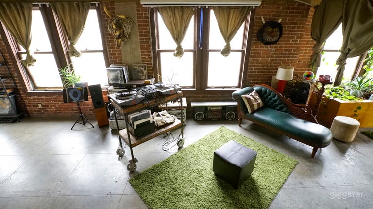  Open Highrise Loft: brick, garden, 1920s chic 